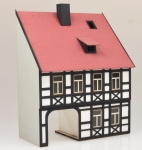 Die Modellbahnwerkstatt 1948 - H0 - Halbrelief Harzer Stadt-Fachhaus mit Hofeinfahrt, zweistöckig